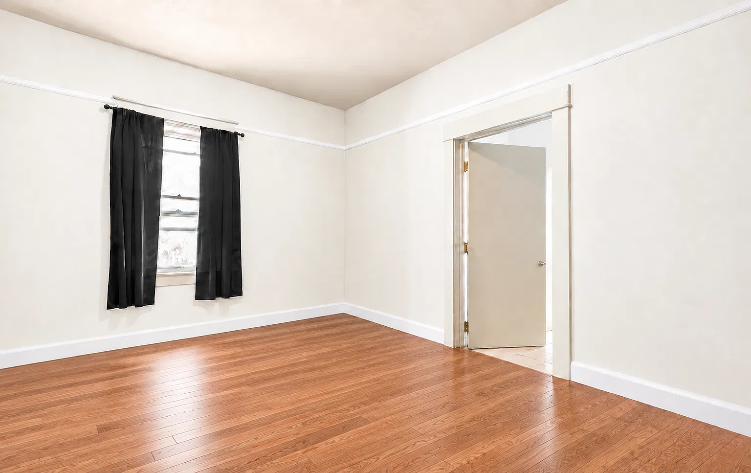2 bed, 932 sqft, $2,100 — Photo 2