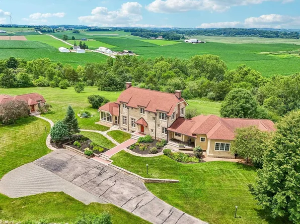 6837 Woodland Dr, Waunakee, WI 53597