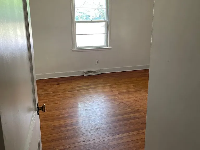 811 W Elm St — Photo 33