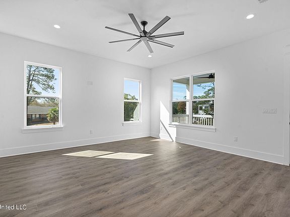 5th image of 564 Royal Oak Dr