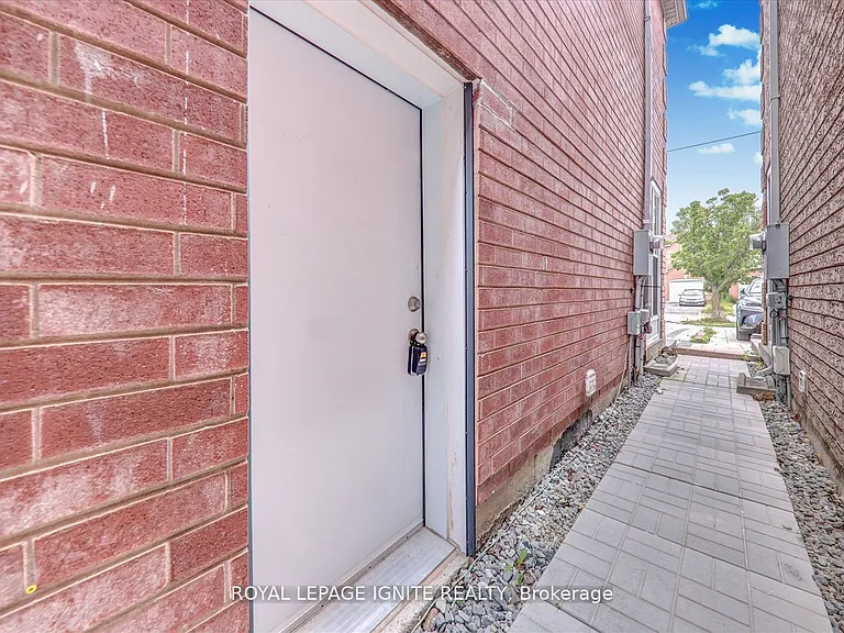 16 Sophia Rd #BASEMENT — Photo 5