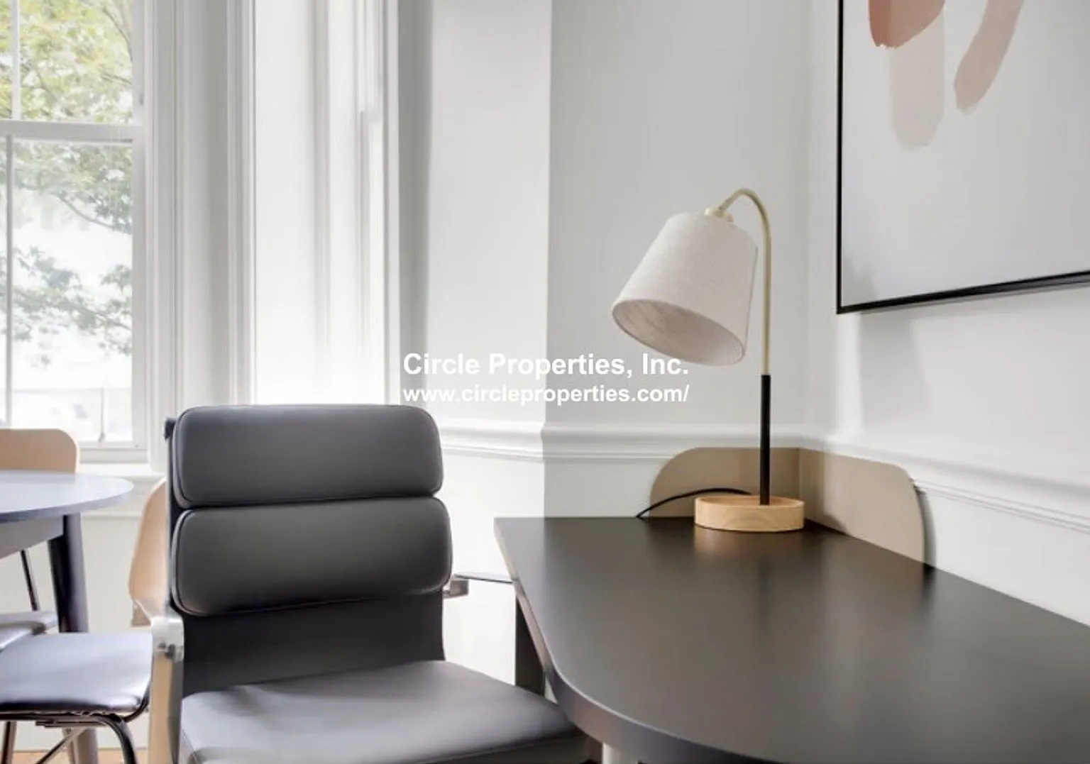 Beautifully updated 2 bed near Huntington Circle and Mission Hill with In-unit laundry! — Photo 3
