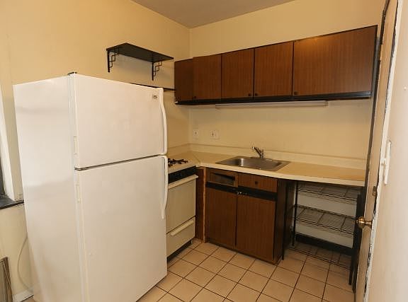2nd image of 821 W Cornelia Ave APT 117