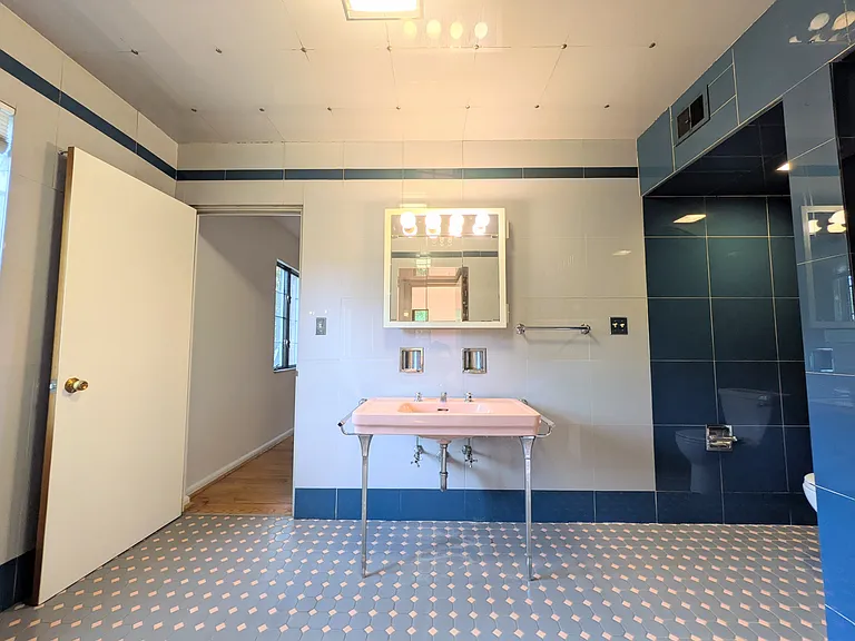 Jack and Jill Bath with Bathtub/Shower