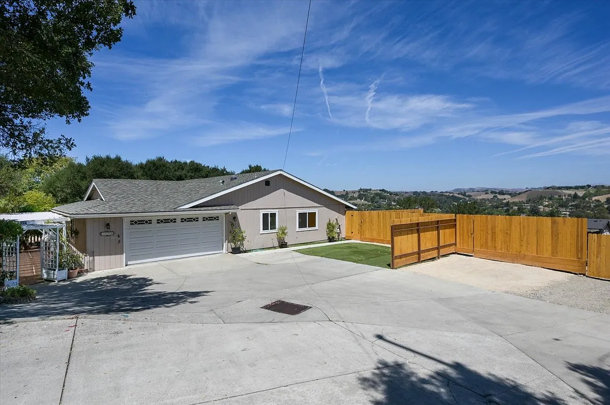 3 bed, 2.5 bath, 2100 sqft, $5,895 — Photo 1