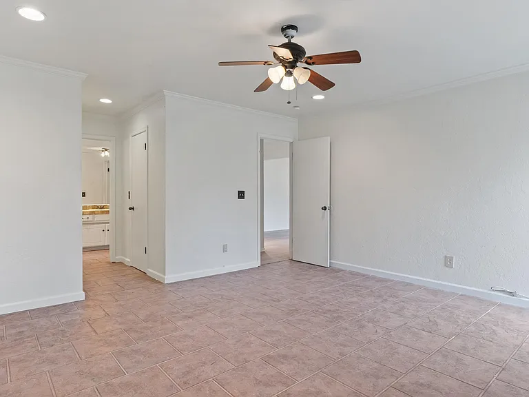 8105 NW 114th St — Photo 16