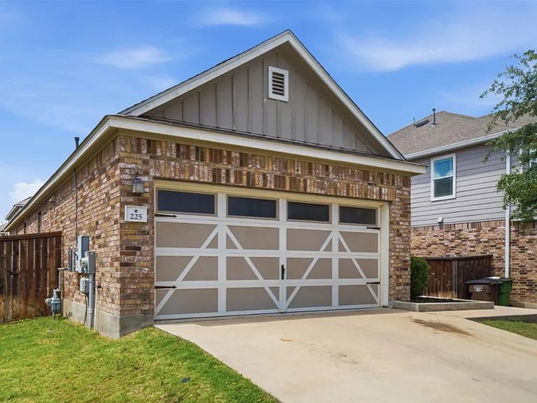 225 Danablu Dr — Photo 2