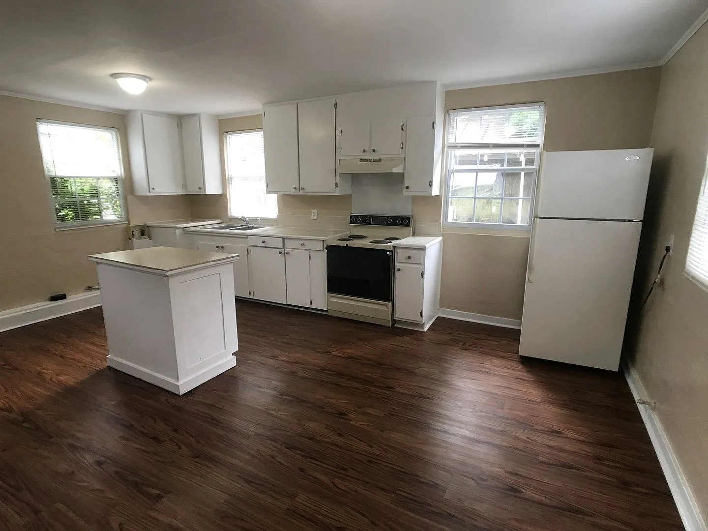 Now Leasing: First Month Free & No Deposit! Charming Carriage House near Downtown Savannah — Photo 2