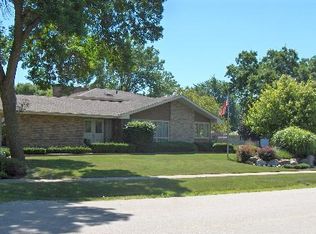 545 Springhill Dr, Roselle, IL 60172