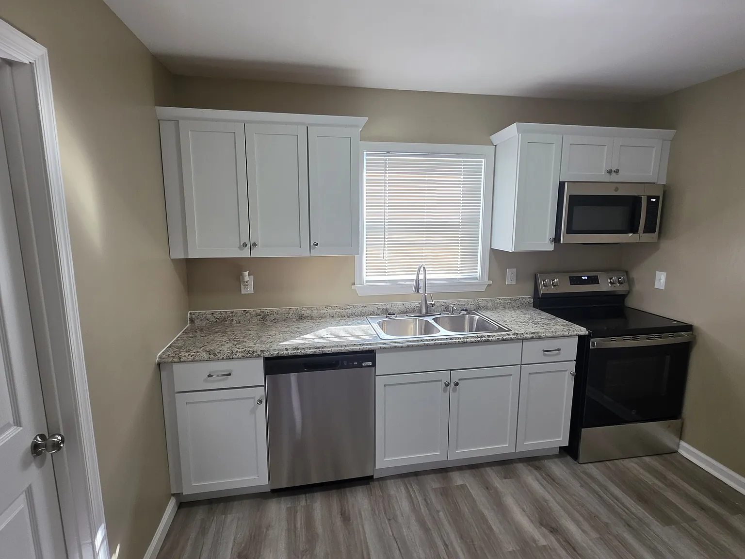 4 bed, 1.5 bath, 1132 sqft, $2,150 — Photo 3
