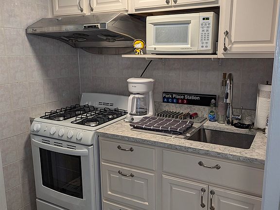 5th image of 410 Park Pl APT 3J