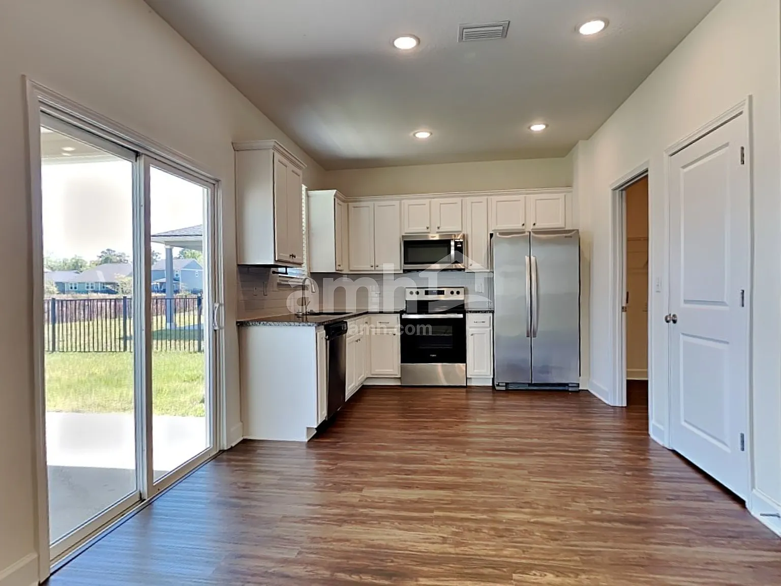 3 bed, 2.5 bath, 1420 sqft, $1,960 — Photo 3