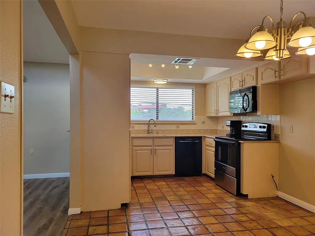 4 bed, 2.0 bath, 1571 sqft, $2,250 — Photo 4
