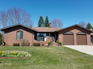 37433 Pocahontas Dr, Clinton Township, MI 48036