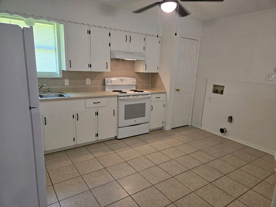 514 Garden Ln — Photo 4
