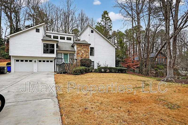 5 bed, 3.0 bath, 3200 sqft, $3,500 — Photo 2