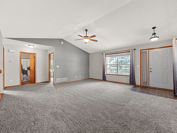 5th image of 1035 Acacia Dr NE