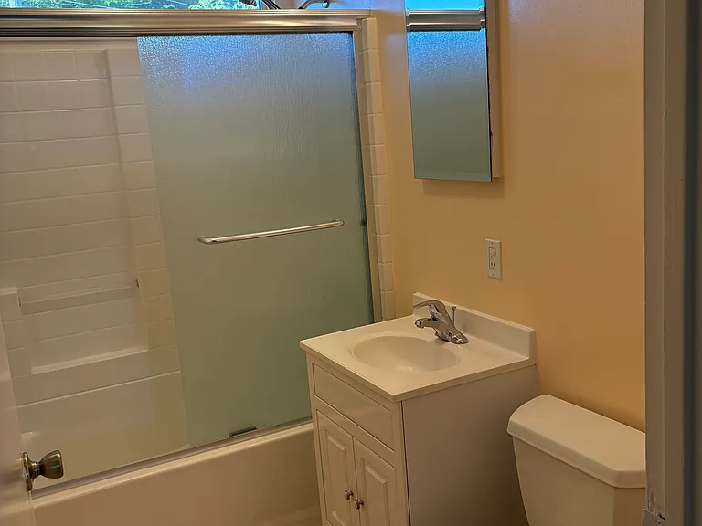 Bathroom, shower/tub, brand new marmoleum floor