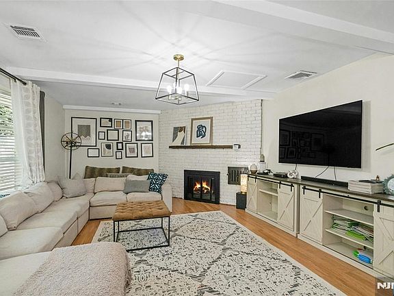 5th image of 265 Jefferson Avenue