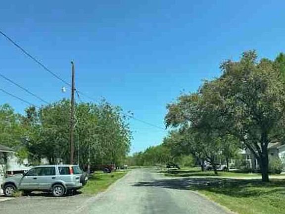 Exterior Neighborhood (street photo)
