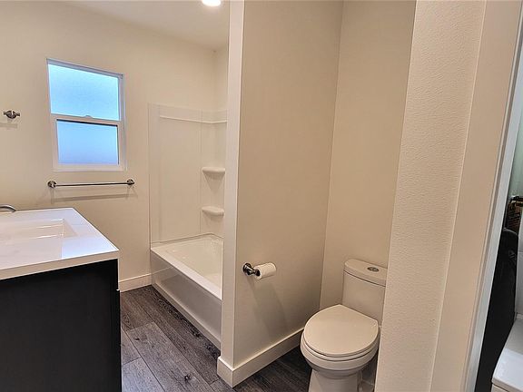 4th image of 6452 Balboa Blvd