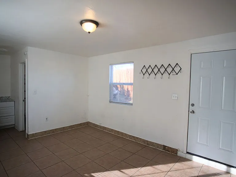 430 Crawford St — Photo 2