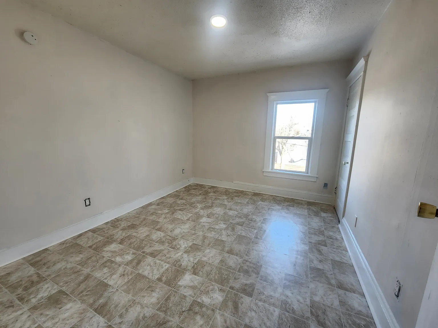 3 bed, 1050 sqft, $1,200 — Photo 4