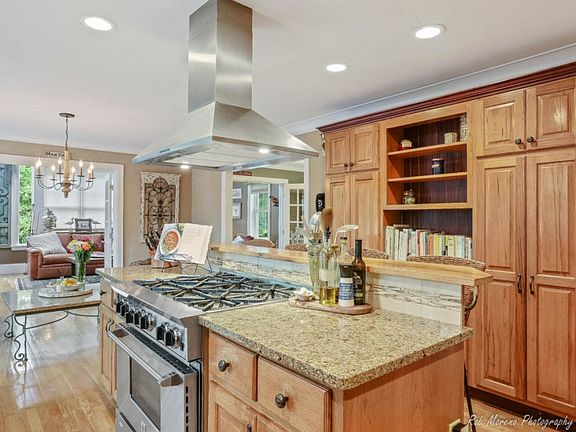 4th image of 7 Newell Farm Dr