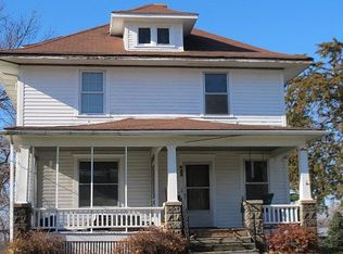 425 S 8th St, Chariton, IA 50049