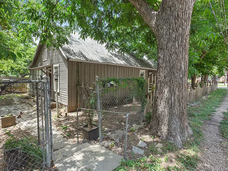333 W Hutchison St — Photo 17