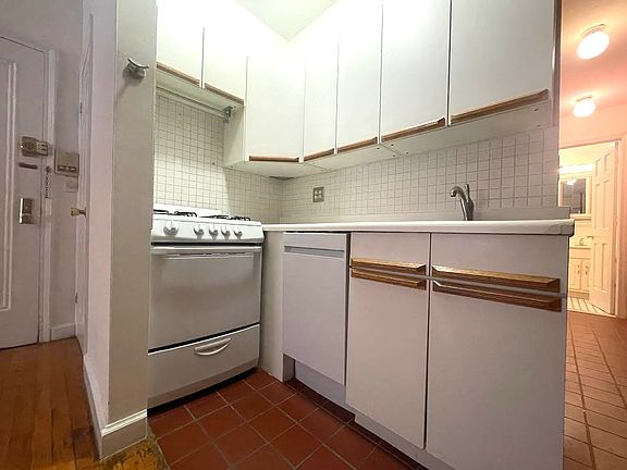 3rd image of 307 W 105th St APT 1A