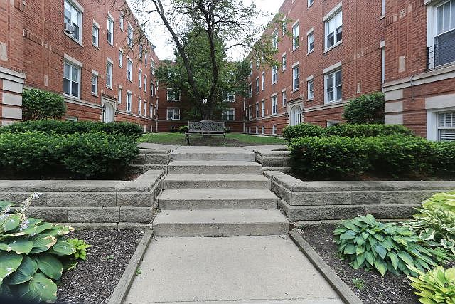 1st image of 955 W Cornelia Ave APT 2D