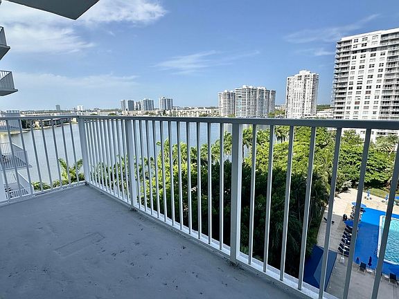 3rd image of 2851 NE 183rd St APT 914E