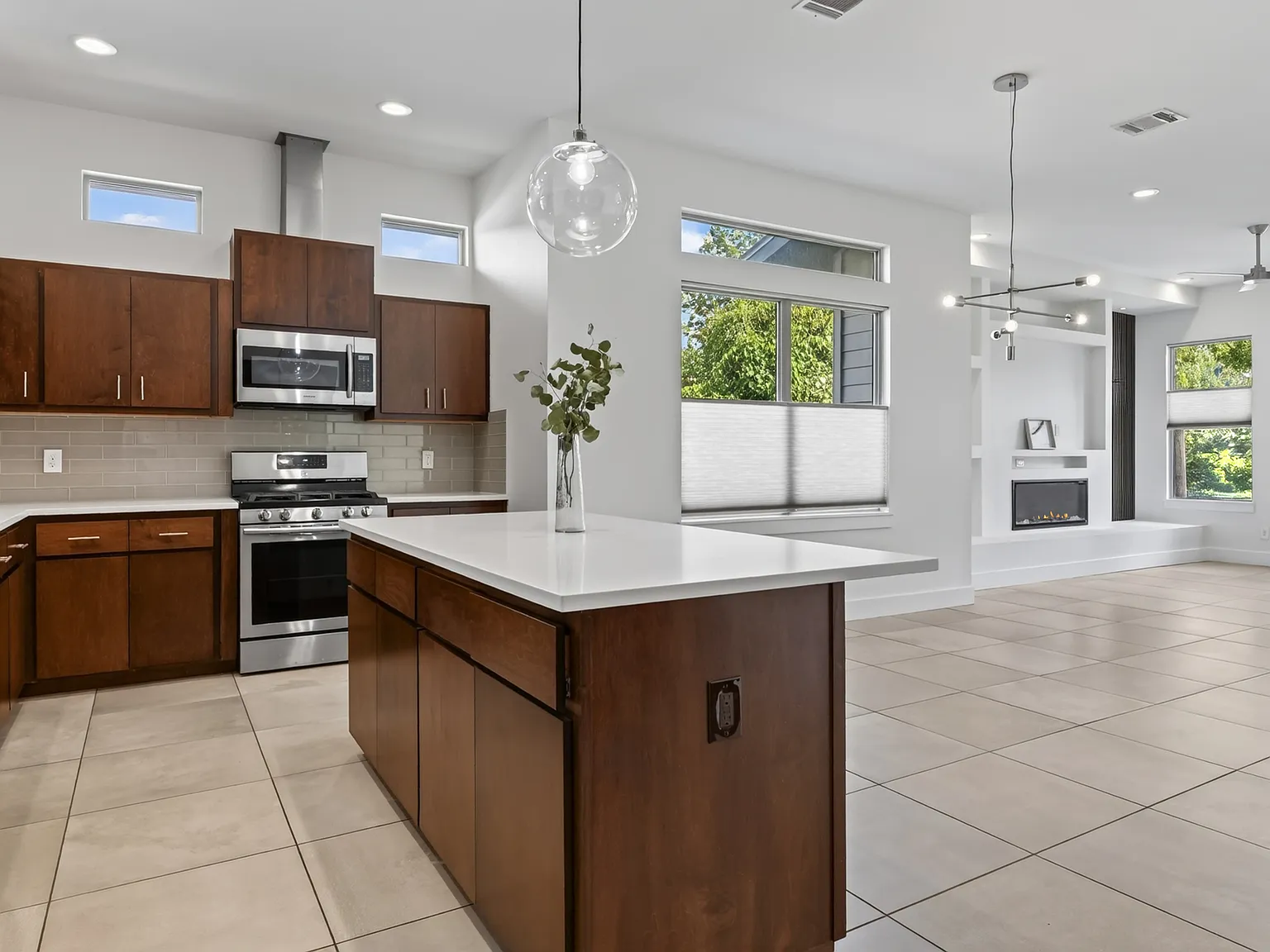 3 bed, 2.5 bath, 1862 sqft, $3,875 — Photo 2