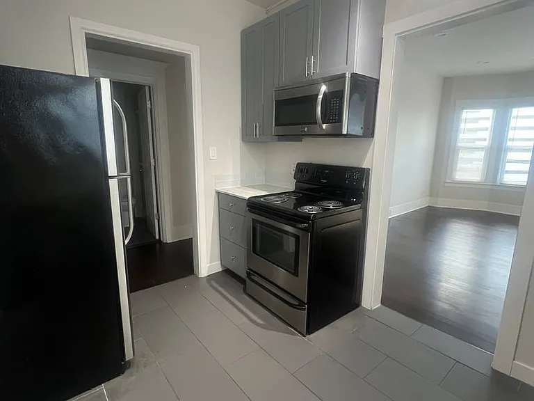 Great Location with Full Washer and Dryer in Unit and Full Kitchen! — Photo 40