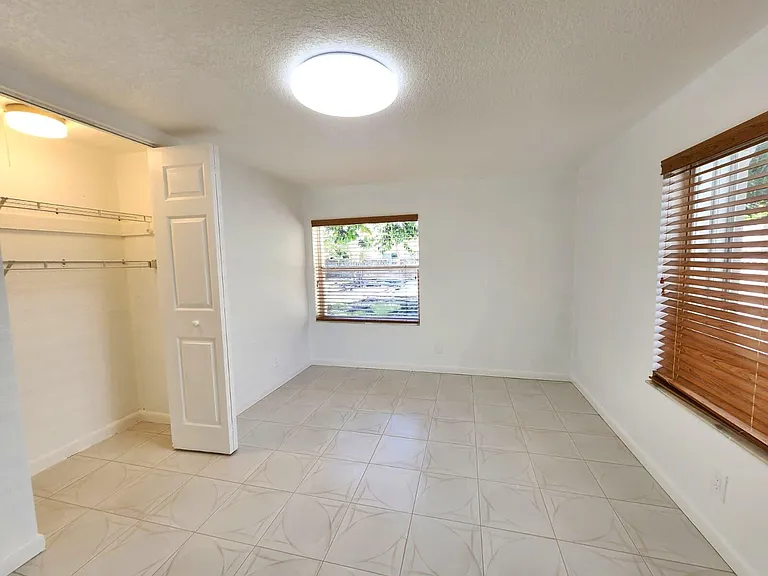 617 NE 8th Ave — Photo 35