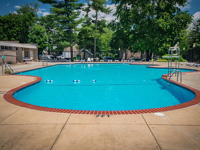Maplewood Villas Apartments Pool 18