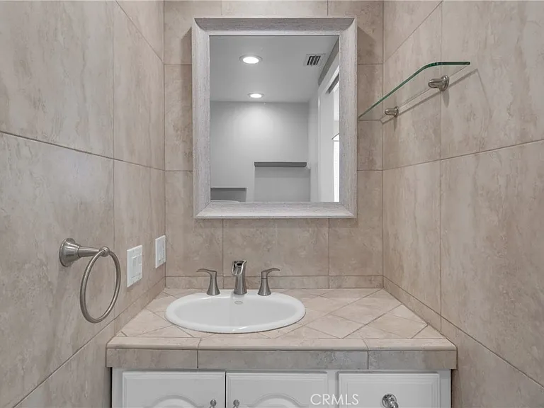 479 Calle Cadiz #B — Photo 16
