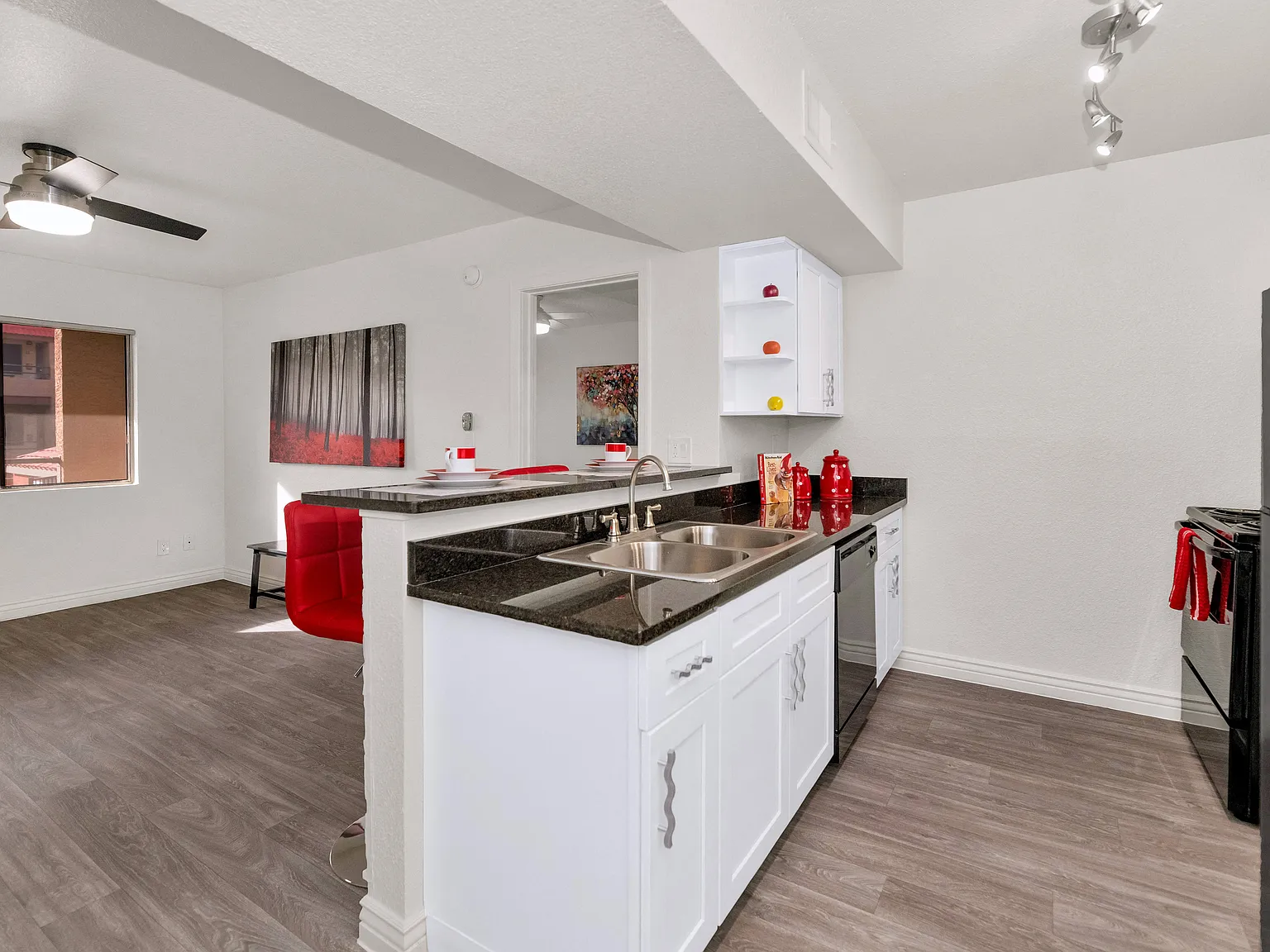 Urban Walk Apartments — Photo 2