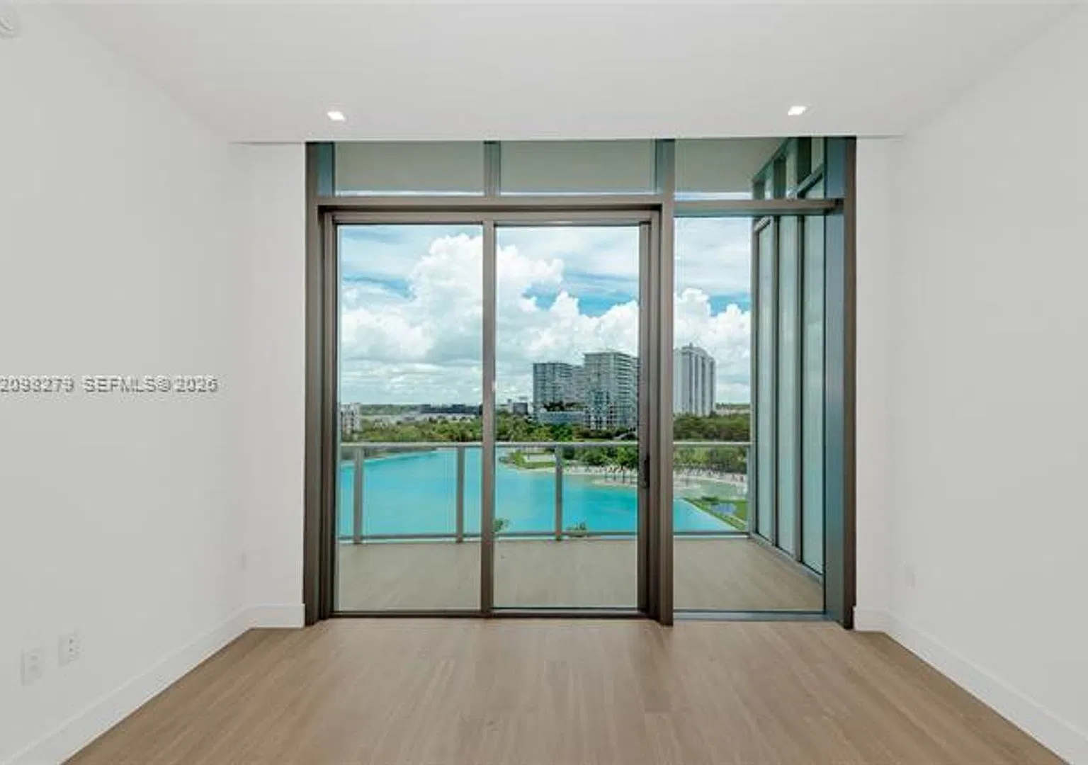 2411 Laguna Circle cu-610, North Miami, FL 33181 — Photo 2