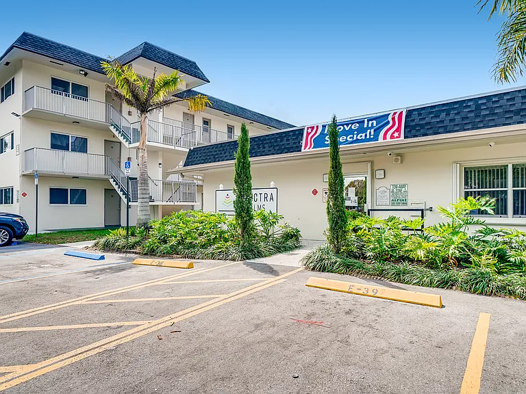 Spectra Palms — Photo 18