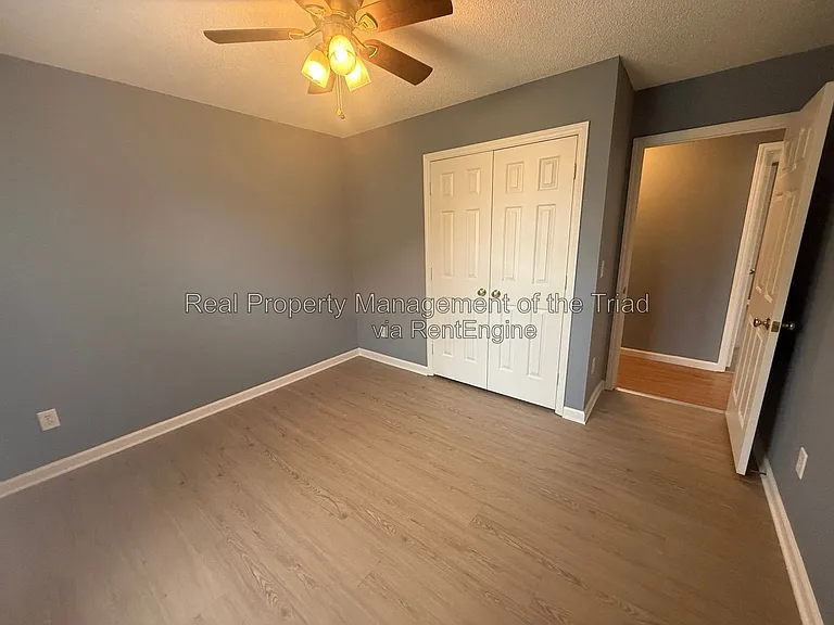 208 Hammond Dr — Photo 8