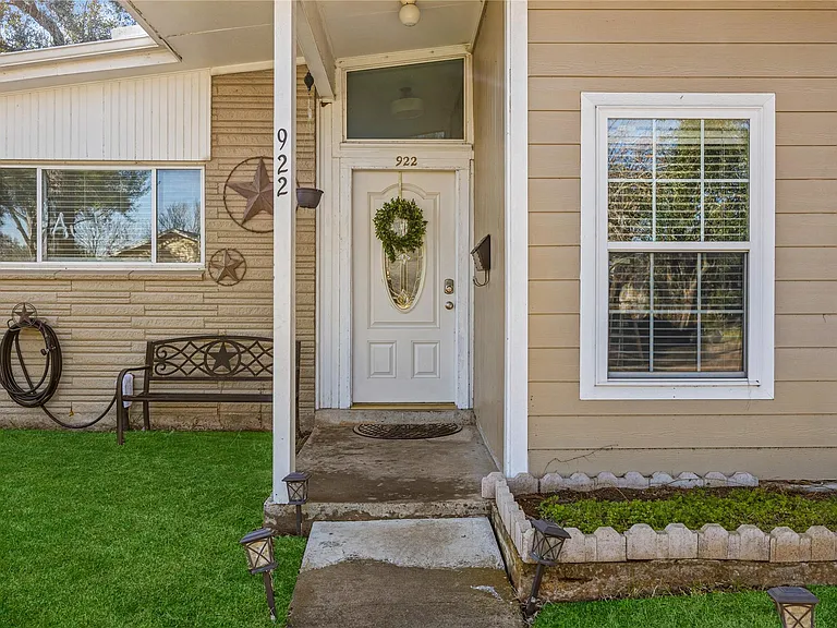 922 Gilpin St — Photo 3