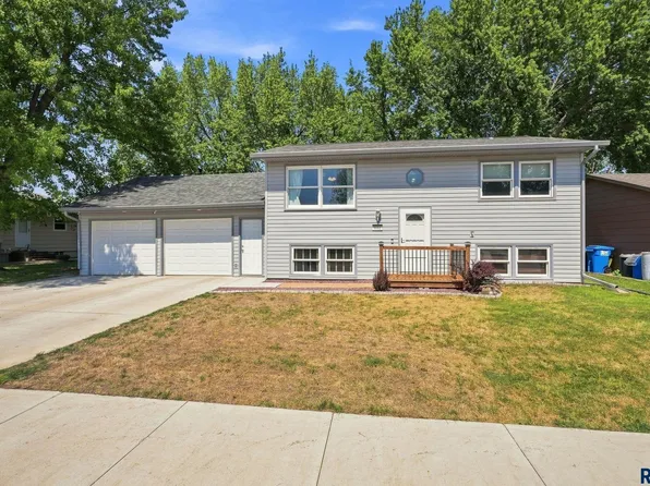 602 E Walnut St, Harrisburg, SD 57032