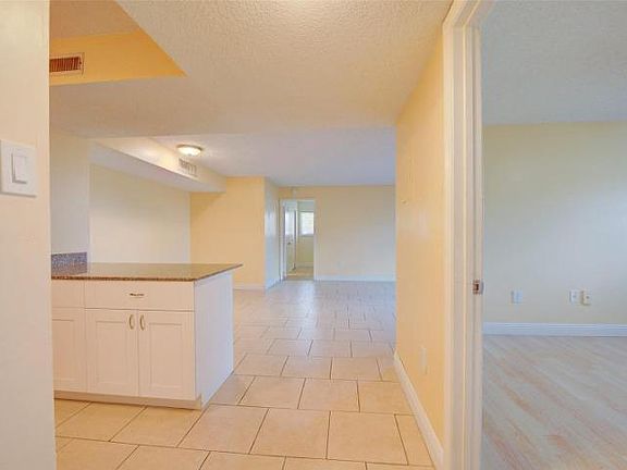 4th image of 20681 NE 4th Pl #100