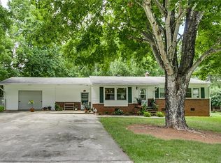 508 Hillcrest Dr, Randleman, NC 27317