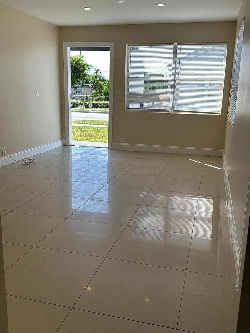 2 bed, 1.0 bath, 1440 sqft, $1,700 — Photo 2