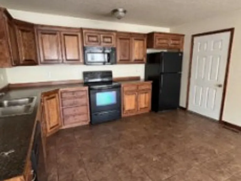 308-402 Hodge Dr — Photo 3
