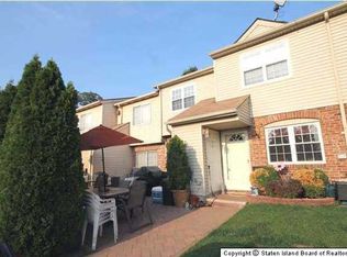 7 E Revere Ln, Staten Island, NY 10306