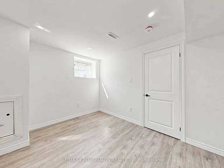 1496 Simcoe St N — Photo 32